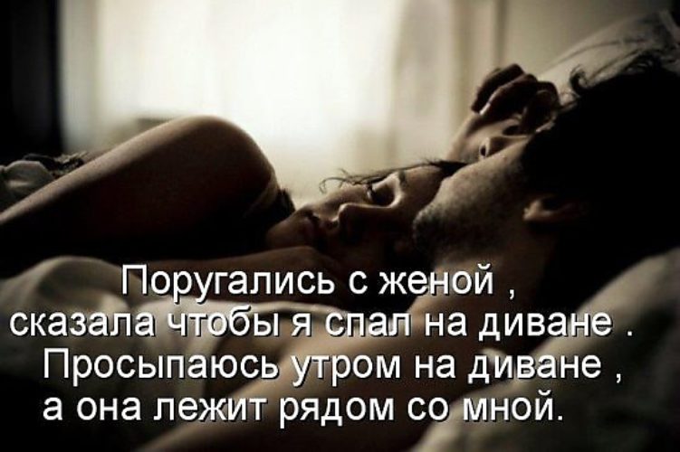 Молодая россиянка в черных чулках лежит рядом со спящей подругой и дрочит пилотку
