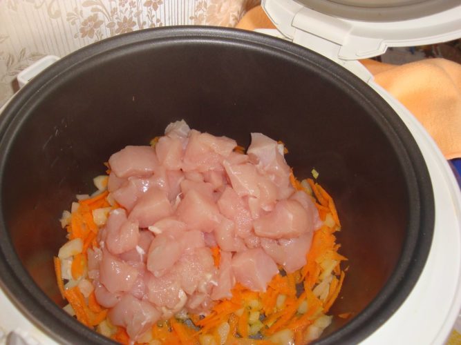 Капуста тушеная в мультиварке с курицей