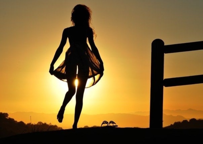 Фото женщины без одежды в закате