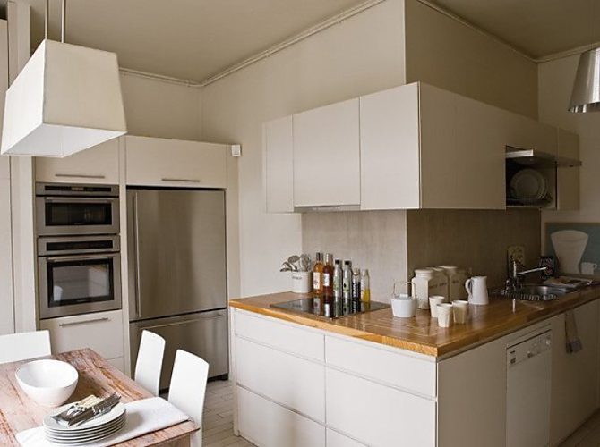 Угловая кухня из массива. Современные итальянские кухни. Кухня с мансардной крышей. Кухня на чердаке. Кухонные гарнитуры с вытяжкой.