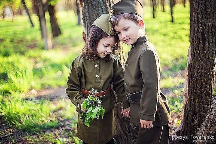 созерцание природы. счастливый брак. вдохновляющие личности. девушка в солнечных лучах. ближе ощущение.
