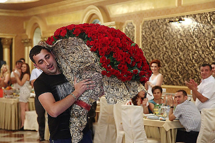 Таджик принес цветы. Букет цветов для мужчины. Парень с букетом роз. Мужик с огромным букетом. Мужчина с огромным букетом цветов.