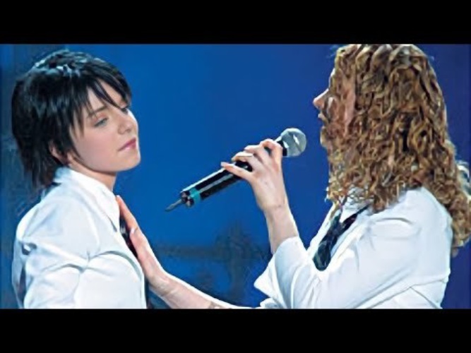 Тату концерты видео. Концерт нас не догонят тату. T.A.T.U. на концерте 2001. Группа тату концерт в Кремле. Тату концерт 2001.